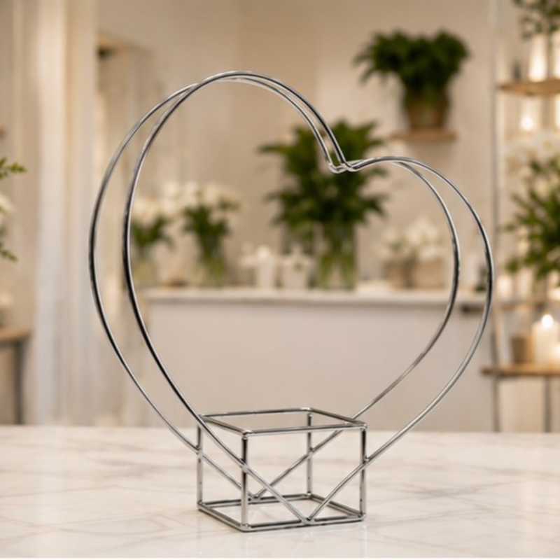 Obrazek Stojak metalowy w kształcie serca srebrny 44 cm